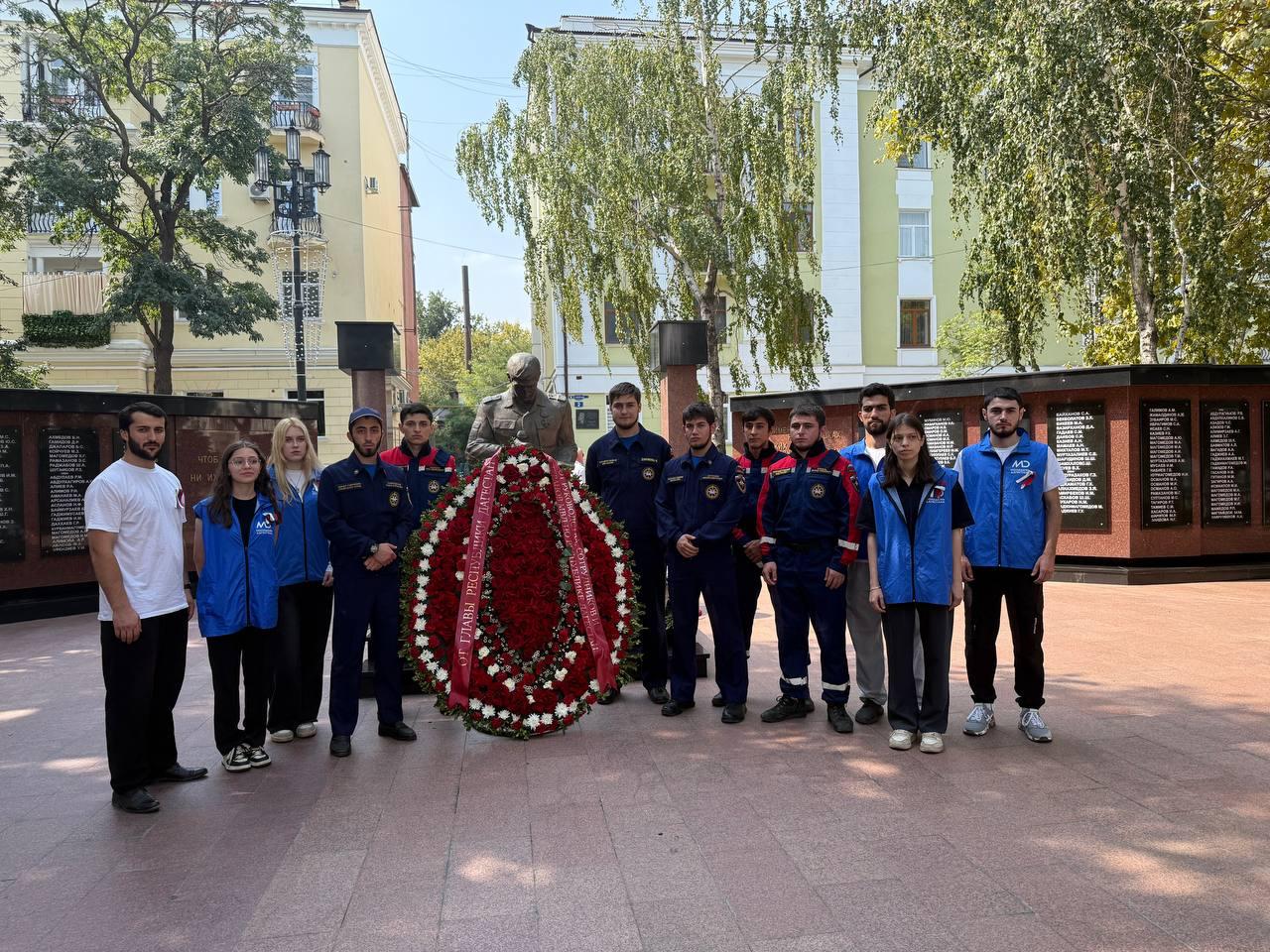 Возложение цветов к мемориалу Славы